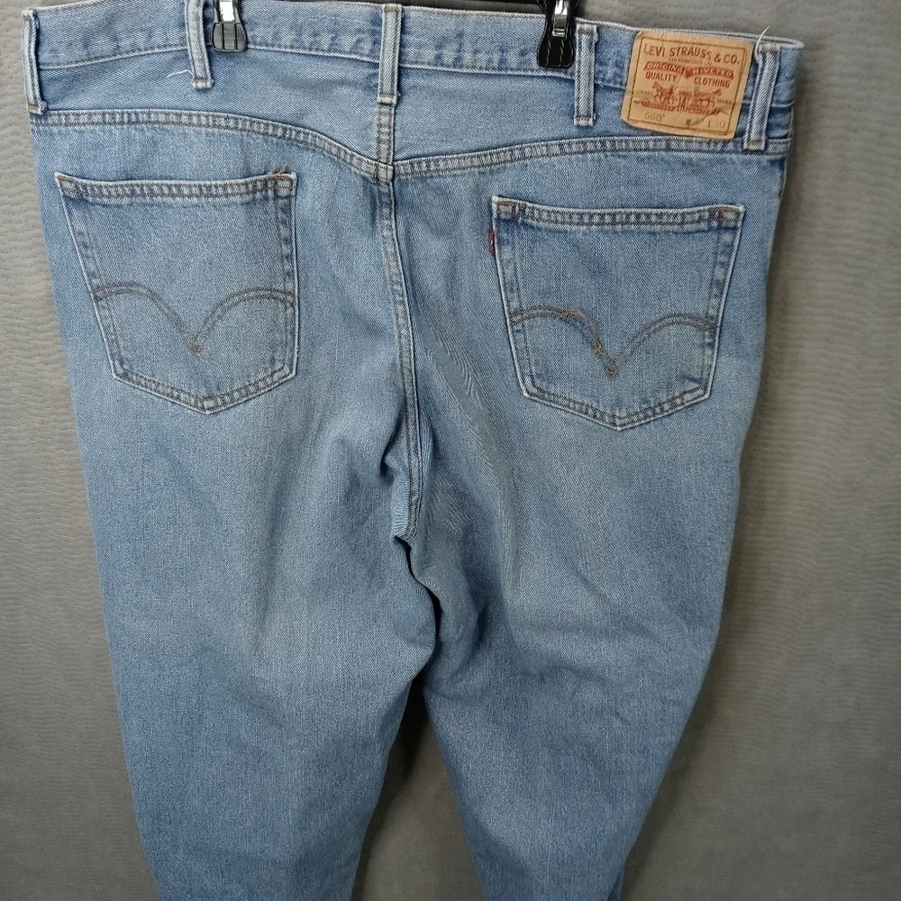 Levi's men's 550 comfort fit blue jeans. Sz 42x30. Rise 14
